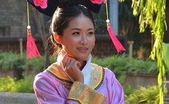 跪在校花脚下叼着女主人的鞋